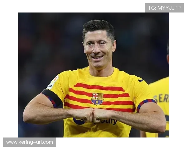 巴萨训练基地全员加练点球,莱万加练半小时射门