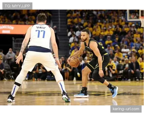 特写：斯蒂芬·库里在中场附近命中压哨三分，点燃大通中心